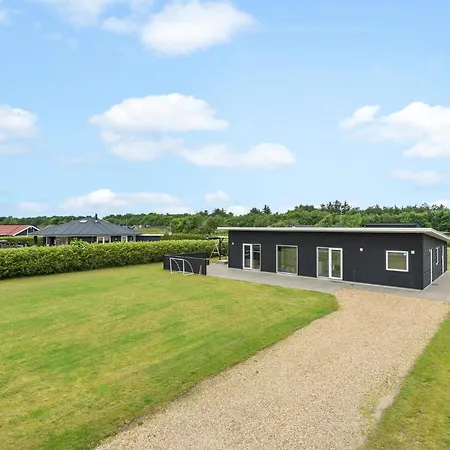 Gorgeous In With Kitchen Holiday home